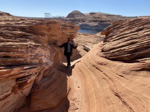 Antelope Canyon Tours - Articles 28 tourist waving in antelope canyon